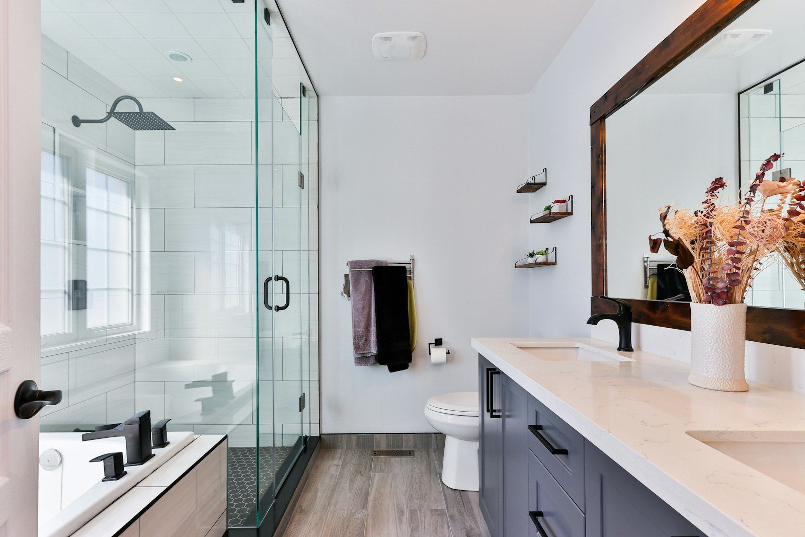 Modern saniertes Badezimmer mit ebenerdiger Glasdusche und Doppelwaschtisch